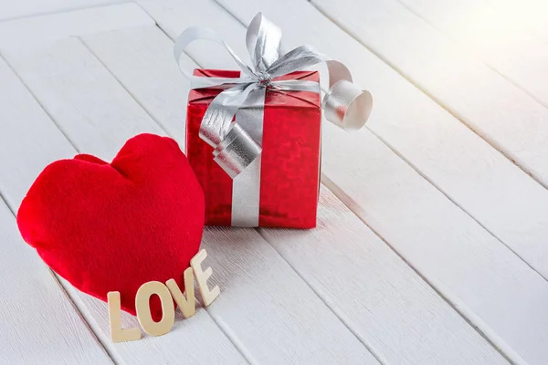День Святого Валентина Фону Червоним Подарунковій Коробці Серце Форму Дерев — стокове фото