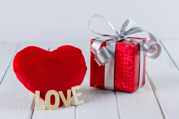 Valentijnsdag Achtergrond Met Rode Geschenkdoos Heart Shape Houten Letters Woord — Stockfoto