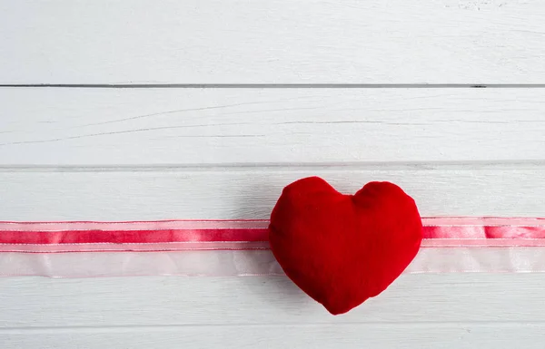 Valentijnsdag Achtergrond Met Hart Vorm Lint Witte Houten Tafel — Stockfoto