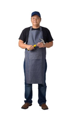Bir çalışan erkek ya da asker portresi tam vücut siyah gömlek ve önlük beyaz arka plan kırpma yolu üzerinde izole çekiç tutuyor. El yapımı, DIY kavramı