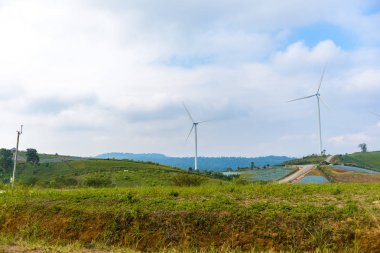 Türbin görünümünü Dağı'nda. Rüzgar türbini türbin alan Khao Kho,: Phetchabun, Thailand, mavi gökyüzü ile elektrik üretimi için. Güç ve enerji kavramları