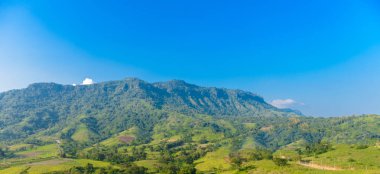 Khao Kho bakış açısı ve gün batımı zamanında highland, arka plan olarak büyük dağ manzaralı dönüm noktası. Doğal gezgin için popüler