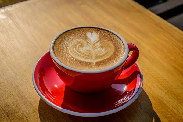 Közelkép Kép Egy Piros Csésze Forró Latte Kávé Latte Art — Stock Fotó