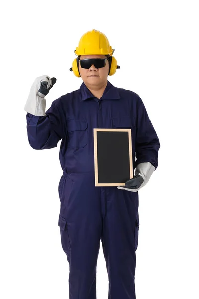 工人的全身肖像在机械连身裤与头盔 保护手套和安全护目镜保持黑板查出的白色背景裁剪路径 — 图库照片