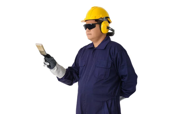 一名身穿机械人连身裤的工人的肖像拿着在白色背景剪裁路径上被隔离的带有头盔 防护手套和安全护目镜的油漆刷 — 图库照片