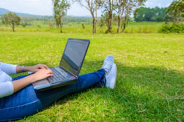 Portrait Jolie Jeune Femme Assise Sur Herbe Verte Dans Parc — Photo