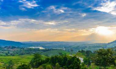 Khao Kho ve büyük dağ manzaralı dönüm noktası geçmiş highland vasıl günbatımı zamanında görüntüleme. Doğal gezgin için popüler