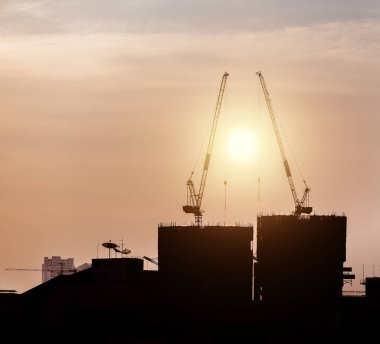 Siluet vinç sabah gökyüzü arka planı ile inşaat sitenin arka planı