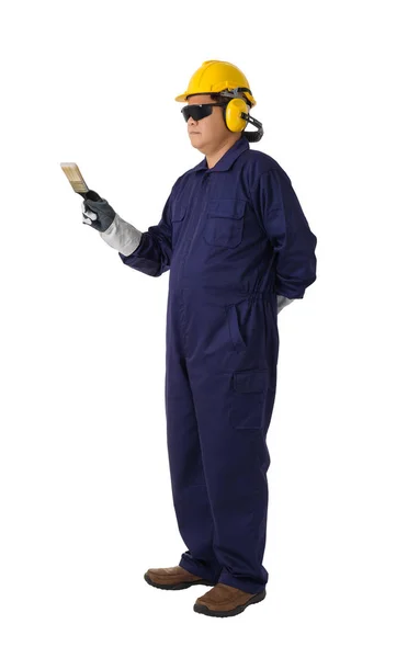 在白色背景剪裁路径上 一名机械人连身衣工人的全身肖像拿着一把带有头盔 防护手套和安全护目镜的油漆刷 — 图库照片