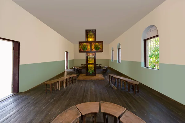 木製の十字架 木製の十字架像のボックスが空部屋の真ん中に大きな — ストック写真