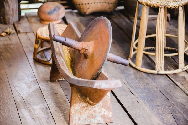 Antike Medizinmühle Auf Holzboden — Stockfoto
