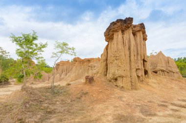 Peyzaj toprak kaplamaların aşınmış kumtaşı sütunlar, sütun ve kayalıklarla, su ve rüzgar, 