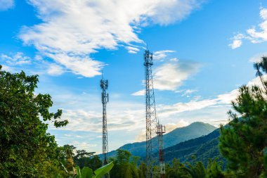 Telekomünikasyon Kulesi. 5g, 4g ve 3g cep site, cep telefonu sinyal kule mavi gökyüzü arka plan üzerinde