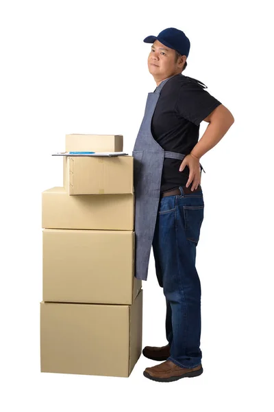 Repartidor en camisa negra y delantal con pila de cajas aisladas —  Fotos de Stock