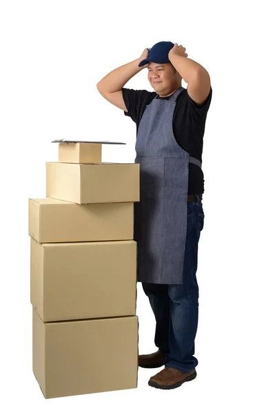 Homem de entrega em camisa preta e avental com pilha de caixas isolat — Fotografia de Stock
