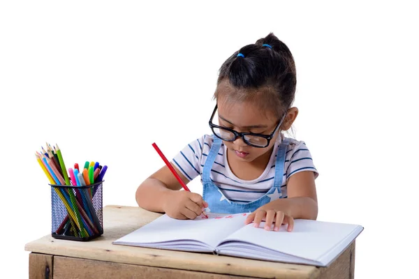 子供の女の子は色鉛筆で描く — ストック写真
