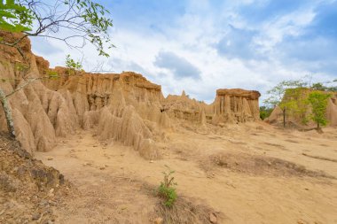 Peyzaj toprak kaplamaların aşınmış kumtaşı sütunlar, sütun ve