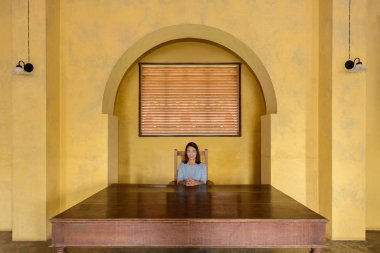 Ahşap masa ile kadının