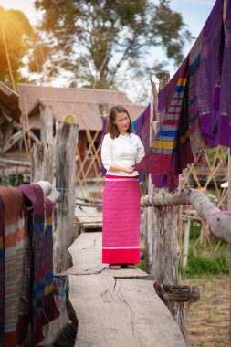 Güzel kumaş bambu bridg üzerine izlerken kadınlar ayakta duruyorlar