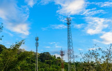 Telekomünikasyon kulesi. Cep telefonu sinyal kule mavi gökyüzü bac