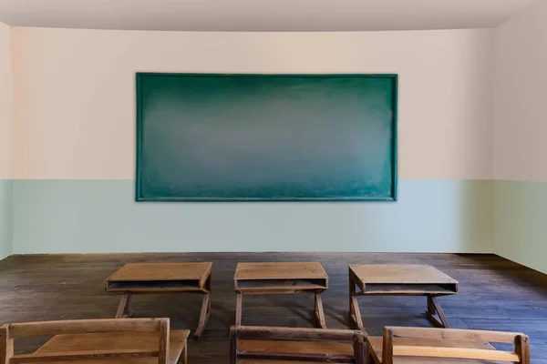 アンティーク木製デスクの空の行を持つ学校教室 — ストック写真