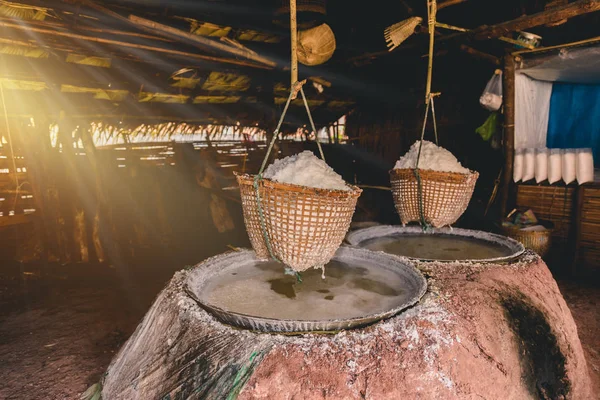 Traditionella salt gör på Boklua District, Nan provinsen — Stockfoto