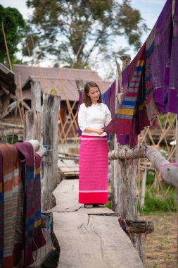 Güzel kumaş bambu bridg üzerine izlerken kadınlar ayakta duruyorlar
