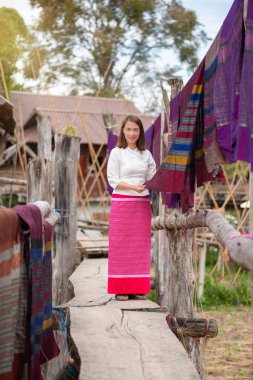 Güzel kumaş bambu bridg üzerine izlerken kadınlar ayakta duruyorlar