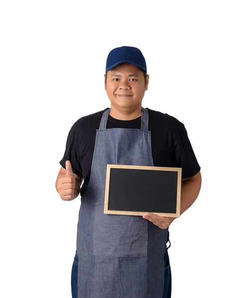 Trabalhador homem ou Serviceman em camisa preta e avental está segurando cha — Fotografia de Stock