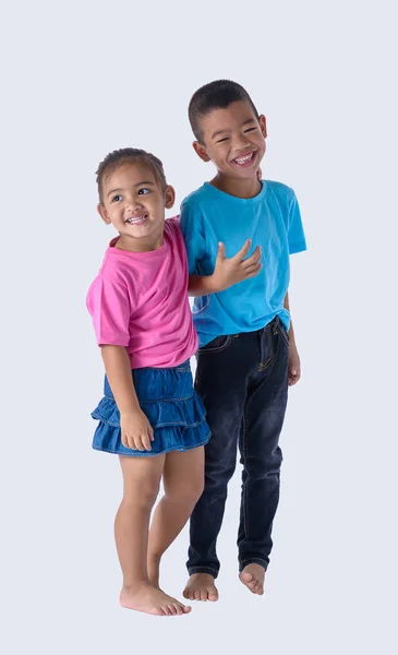 Retrato de menino e menina é colorido T-shirt com óculos — Fotografia de Stock