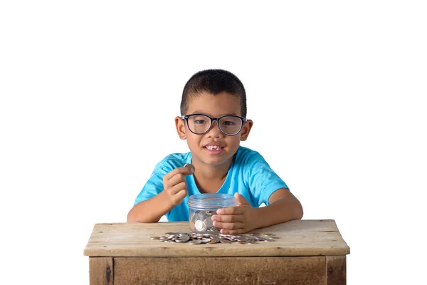 Mignon asiatique garçon putting coins dans verre bol isolé sur blanc b — Photo