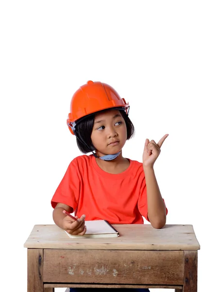 Asiáticos niños usando casco de seguridad y pensando aislado en wh —  Fotos de Stock