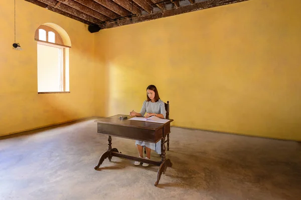 Mujeres firmando un libro de visitas con una pluma — Foto de Stock