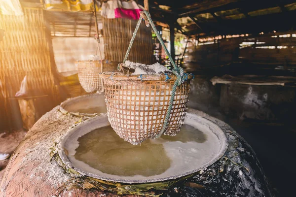 Traditionella salt gör på Boklua District, Nan provinsen — Stockfoto