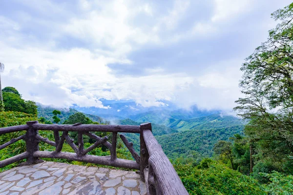 Vista de la cordillera y mar de niebla por la mañana —  Fotos de Stock