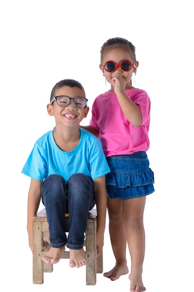 Küçük erkek ve kız portre renkli tişört ile gözlük olduğunu — Stok fotoğraf