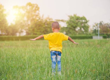 Ayakta evlat ve silah uzatmak veya çim fi kollarında genişletmek