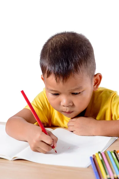 Carino disegno allegro bambino con matita di colore mentre seduto a — Foto Stock