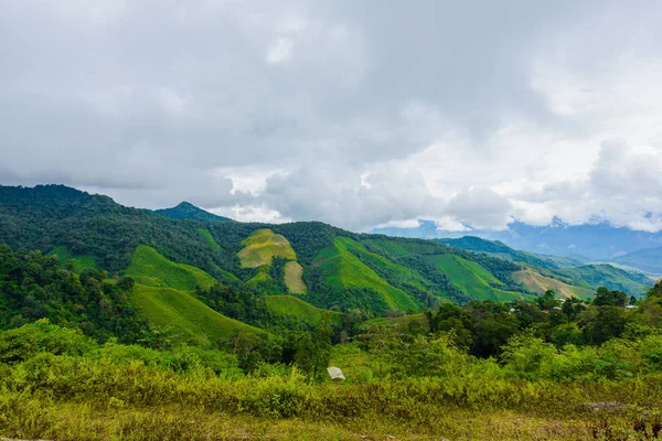 View of the mountain range and sea of mist in the morning — Stock Photo, Image