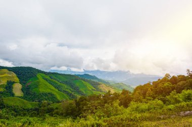 Dağ ve deniz sis sabah görünümü
