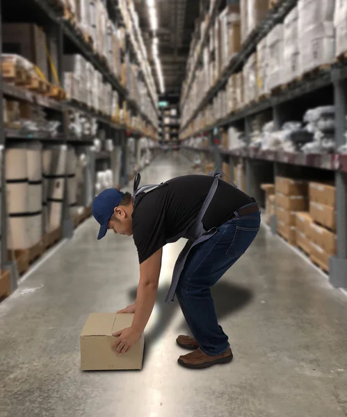 Trabalhador segurando caixas de parcelas — Fotografia de Stock