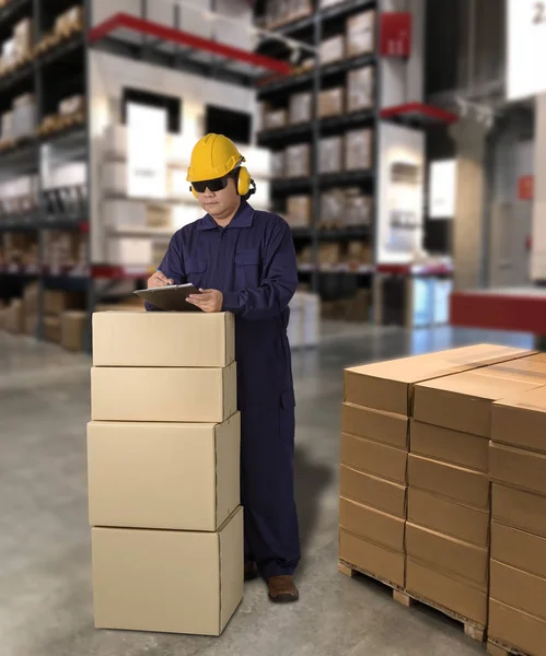 Trabalhador em macacão mecânico com segurando caixas de parcelas — Fotografia de Stock