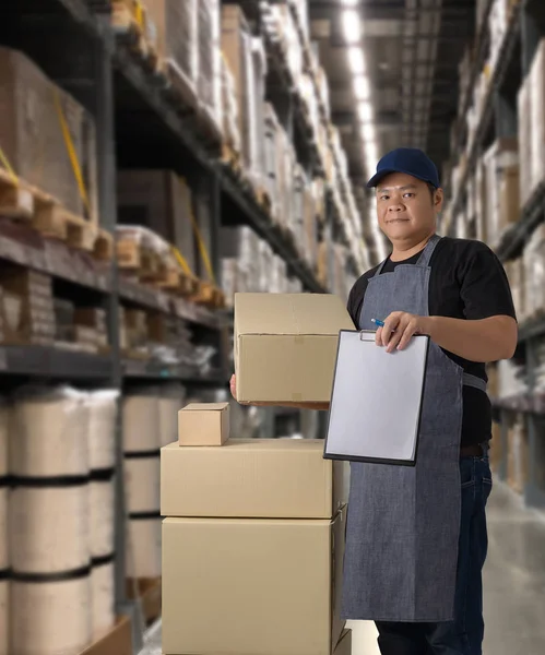 Trabalhador Entregando produtos Assine a assinatura no produto rec — Fotografia de Stock