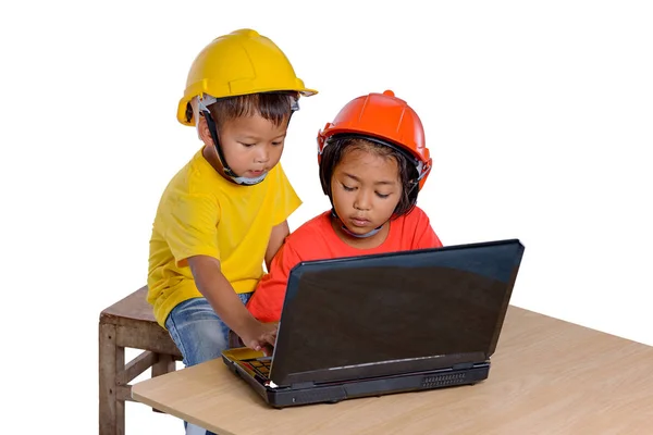 Les enfants asiatiques portant un casque de sécurité et une raboteuse pensante isolent — Photo