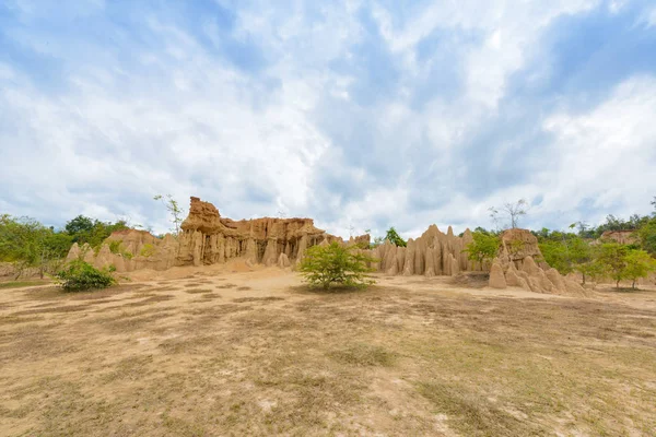 Ландшафт почвы текстуры эрозил песчаник столбы, колонны и — стоковое фото