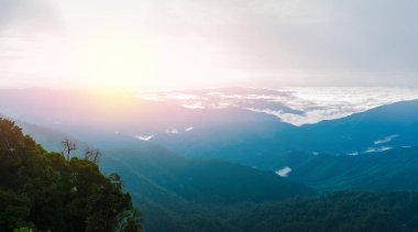 Dağ ve deniz sis sabah görünümü