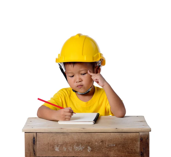 Enfants asiatiques portant un casque de sécurité et pensant isolé sur wh — Photo