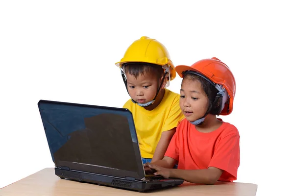 Les enfants asiatiques portant un casque de sécurité et une raboteuse pensante isolent — Photo