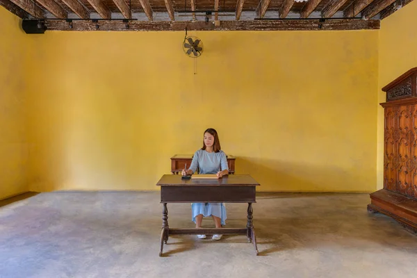 Mujeres firmando un libro de visitas con una pluma — Foto de Stock