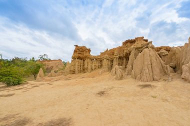 Peyzaj toprak kaplamaların aşınmış kumtaşı sütunlar, sütun ve